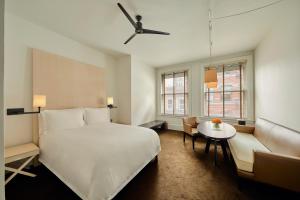 纽约美世酒店的卧室配有一张白色的大床和一张桌子