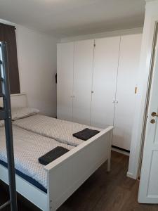 FeelHome 2 bedrooms apartment Vidarsveg客房内的一张或多张床位