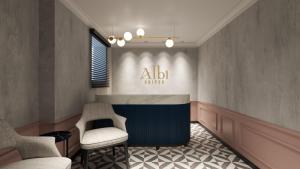 耶路撒冷Albi Boutique Hotel - Traveler's Choice 2024的一间设有两把椅子和柜台的等候室