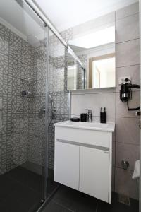 切什梅尤福克酒店的浴室配有白色水槽和淋浴。