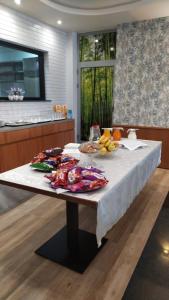 地拉那Luander Hotel的厨房里摆放着水果和蔬菜的桌子
