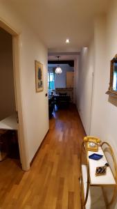 博洛尼亚La casa di Sacco - Appartamento Bologna Centro的客厅设有硬木地板和走廊