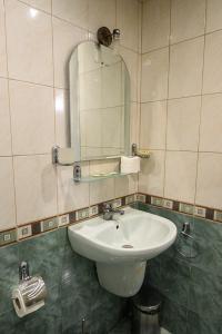 巴尼亚Hotel Saint Nicola的一间带水槽和镜子的浴室