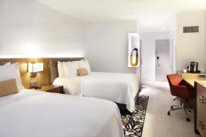 亚特兰大Hotel Indigo Atlanta Downtown, an IHG Hotel的酒店客房配有两张床和一张书桌