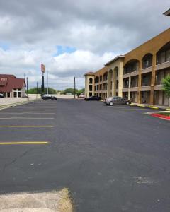 圣安东尼奥霍尔马克套房酒店的酒店前面的一个空停车位