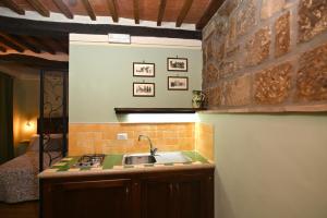 皮蒂利亚诺il Cantuccio的厨房设有水槽和砖墙