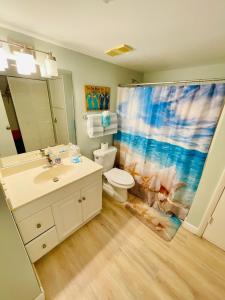 迈尔斯堡海滩#901 Private Beach and Gulf Views的浴室设有盥洗盆、卫生间和淋浴帘。