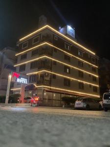 马尼萨My Rezidance Hotel的一座酒店大楼,前面有停车位