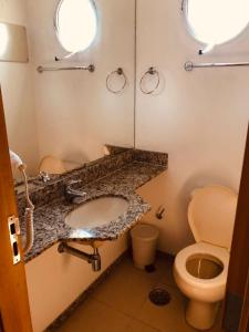 圣保罗Classic Flat do Eduardo的一间带水槽和卫生间的浴室