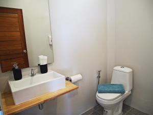 班泰Sand Terrace Beach Bungalows的浴室配有白色水槽和卫生间。