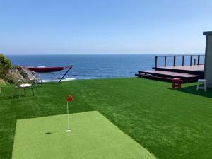 胜浦市勝浦最南端の岬パワースポット天的草地上的一个红球高尔夫球场