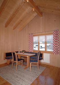 施科佩尔瑙Haus Schatz的一间带木桌和椅子的用餐室