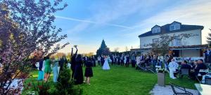 伊钦Hotel BRADA的一群人站在草地上参加婚礼