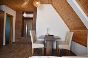 拉斯托瓦卡FLORA HOUSE的一间带桌椅的用餐室