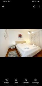 比比涅antonio的一间卧室配有一张带白色床罩的大床