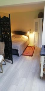 凯特明讷Jytte`s Annex的一间卧室配有一张床,铺有木地板。