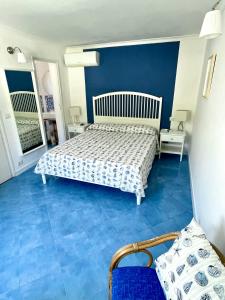 阿纳卡普里Attico Panoramico的一间卧室设有一张床和蓝色的墙壁