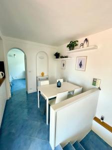 阿纳卡普里Attico Panoramico的一间设有桌子和蓝色地板的用餐室