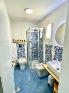 阿纳卡普里Attico Panoramico的浴室配有卫生间、淋浴和盥洗盆。