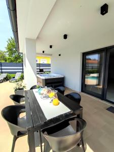 ManjadvorciVilla VINE - new luxury holiday house in a green oasis的一间带桌椅的用餐室