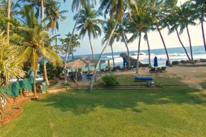 乌纳瓦图纳斯里格姆海滩度假村的享有棕榈树海滩和大海的景色