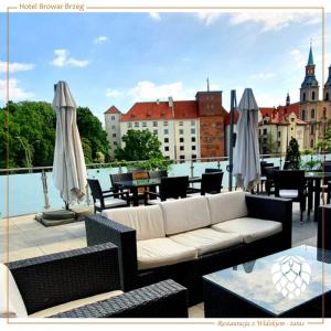 布热格Park Hotel & Restauracja Browar Brzeg的带沙发和桌子的客厅以及大楼