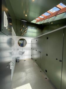 霍尔沃德Camping Zee van Tijd Holwerd的客房内的浴室设有储物柜和水槽。