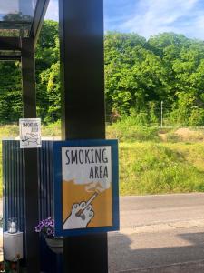 日光日光斯特旅馆的路边杆上的吸烟区标志