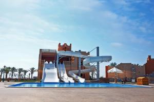 马萨阿拉姆Dream Lagoon Resort & Aqua Park的一个带滑梯和水滑梯的水上公园