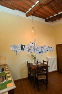 皮蒂利亚诺il Cantuccio的厨房配有一张桌子,墙上挂着画