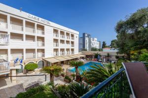 帕拉马绿洲酒店的享有酒店游泳池的景色