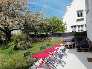 圣布里厄Bel appartement idéalement placé Saint-Brieuc, wifi, parking gratuit的庭院里一组桌椅