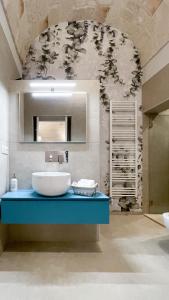 莫诺波利Palazzo Palasciano的一间带水槽和镜子的浴室