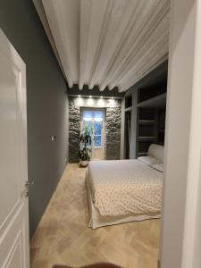 的里雅斯特medium miramare appartamento sogno sul mare的一间卧室设有一张床和石墙