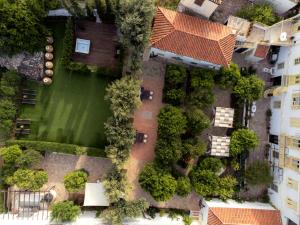 伊兹拉Rafalias Mansion的享有花园建筑的空中景致
