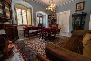 伊兹拉Rafalias Mansion的客厅配有桌子和沙发
