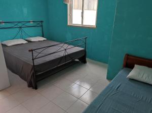 阿尔布费拉PEDRO SAMORA的一间蓝色客房的卧室,配有两张床