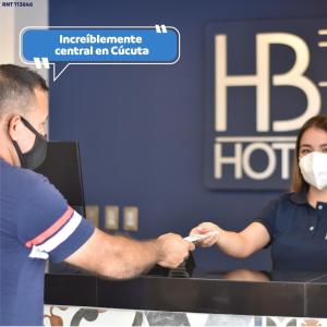 库库塔Hotel Blu Cúcuta的戴面具的男人和女人