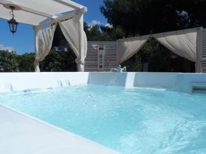 加利波利B&B Santa Venardia的一个带遮阳伞的游泳池