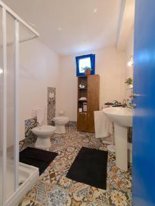 GranitolaVilla Nica的浴室设有2个水槽和2个卫生间