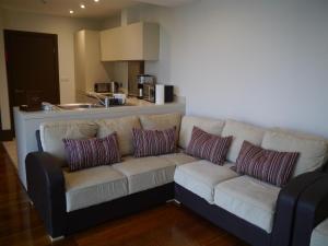 利物浦Liver View Apartments的带沙发的客厅和厨房