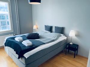 赫尔辛基Ruoholahti Apartment with private sauna的一间卧室配有一张带两个枕头的床