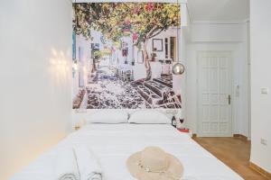 纳克索乔拉Katy's Home的卧室配有一张白色的床,上面有一幅街道画