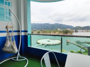 卢穆特Marina Island Ocean Theme @ Lumut Sitiawan的客房设有一个享有喷泉美景的阳台。