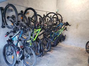 圣吉尔库尔之家酒店的一堆自行车靠墙排成一排