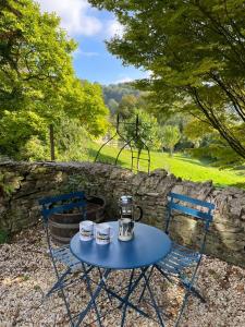 沃顿安德埃奇Cotswold Coombe Cottage的一张蓝色桌子,上面有两杯