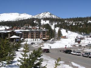 马姆莫斯湖Summit Ski Resort 2BR-2BA, Mammoth Lakes的滑雪胜地,有汽车停放在雪地里