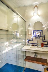 托兰克索POUSADA CARMELITHA的带淋浴和盥洗盆的浴室