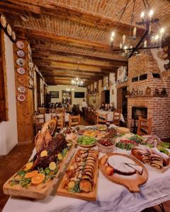 伊内乌Conacul Sfântul Sava Brancovici的一张桌子上有很多种不同的食物