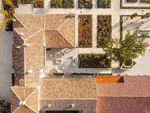 卡斯特罗赫里斯Quinta San Francisco的享有建筑的顶部景色,设有棕色屋顶